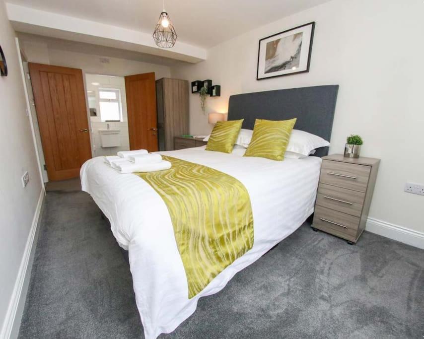 Luxe Living Guest House-Sleeps 6-Private Parking-Free Wifi-Beach-City Суонси Экстерьер фото